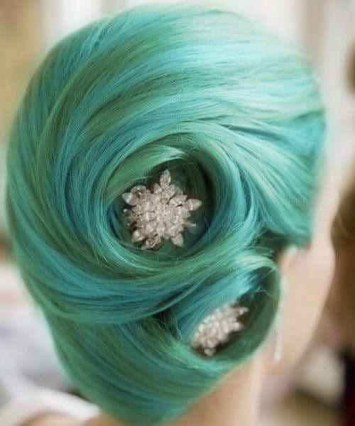 14. penteados verde-azulado e verde com pedras preciosas