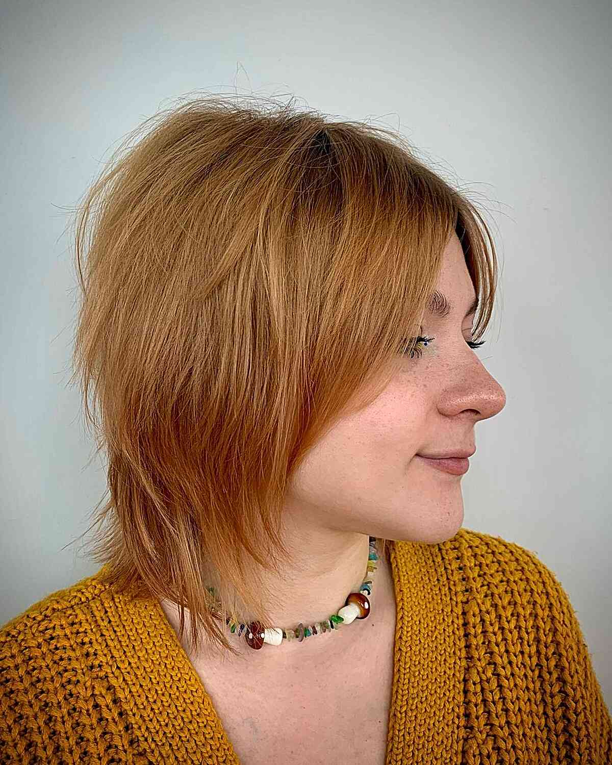 Loira dourada em um corte de cabelo reto curto ou médio