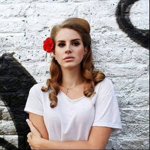 Lana Del Rey com cabelo caramelo