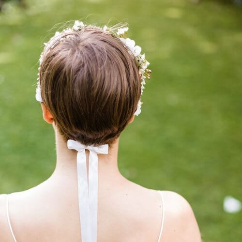 Flor coroa fita noiva cabelo curto estilo noiva gracioso e relaxado verão jardim penteados de casamento para cabelo curto