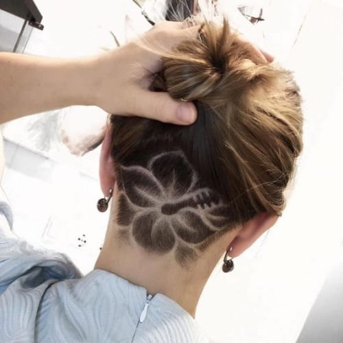 Tatuagem floral no cabelo sob o corte de cabelo