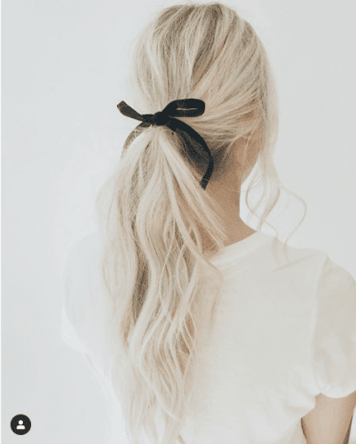Lindos penteados de Ação de Graças com um laço preto simples