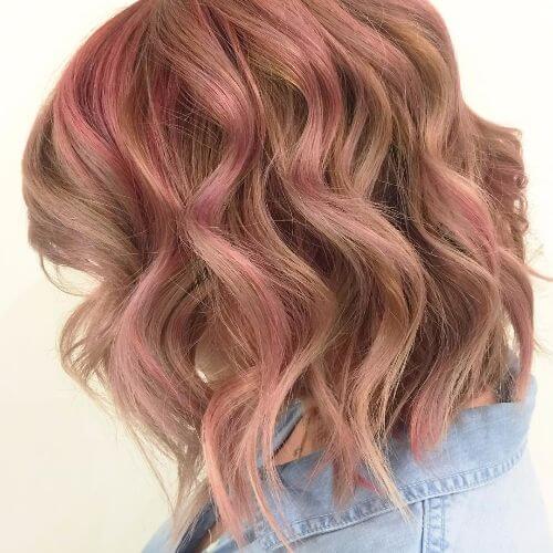 Testa do corte de cabelo com brilho rosa