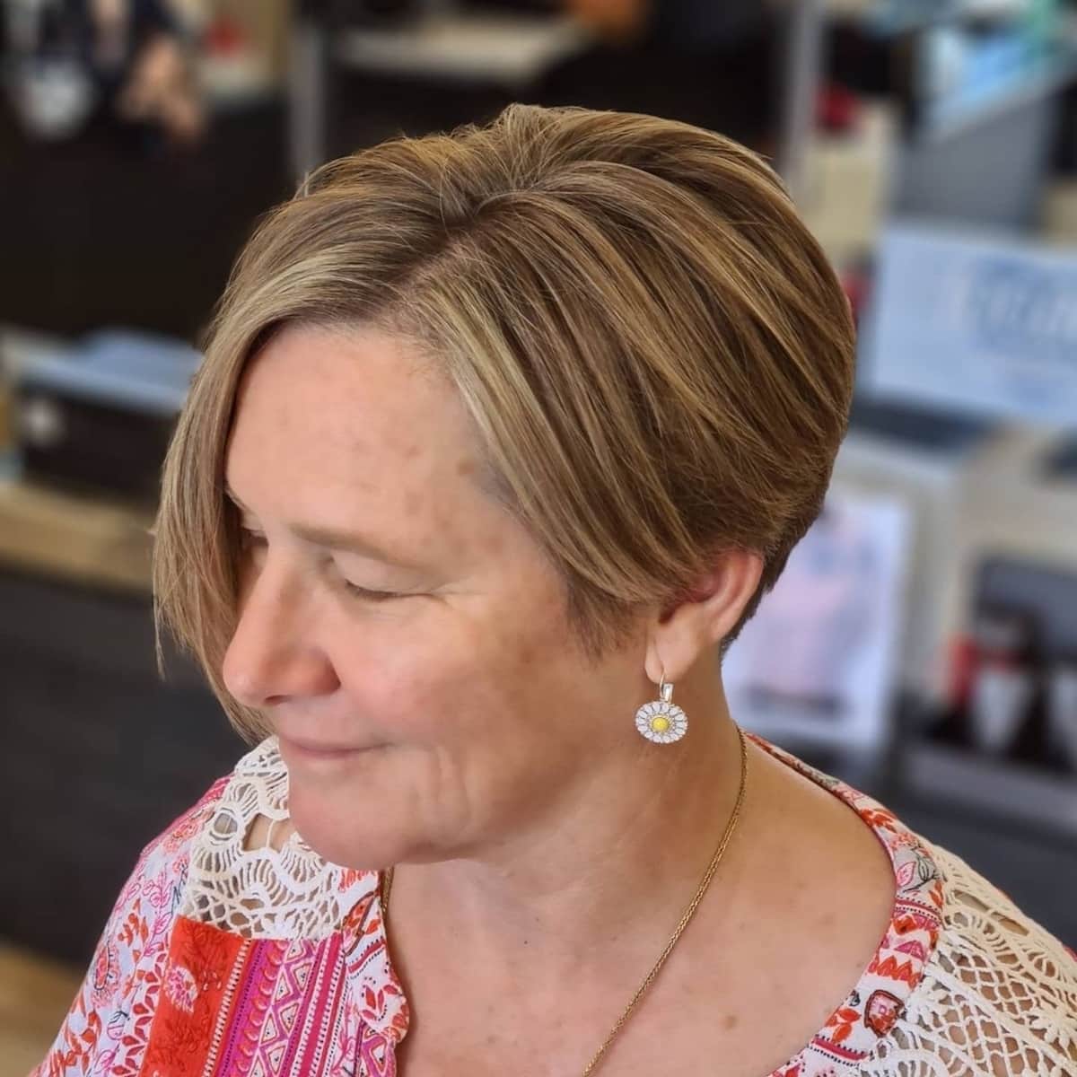 Cortes de cabelo assimétricos para mulheres com mais de 60 anos