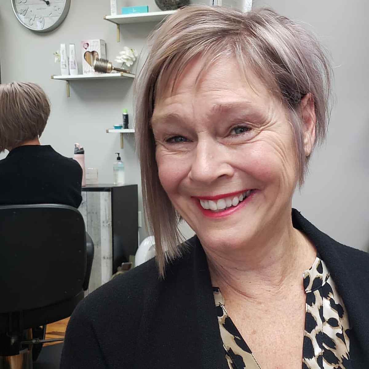 Cortes de cabelo assimétricos para cabelos grisalhos para mulheres de 70 anos