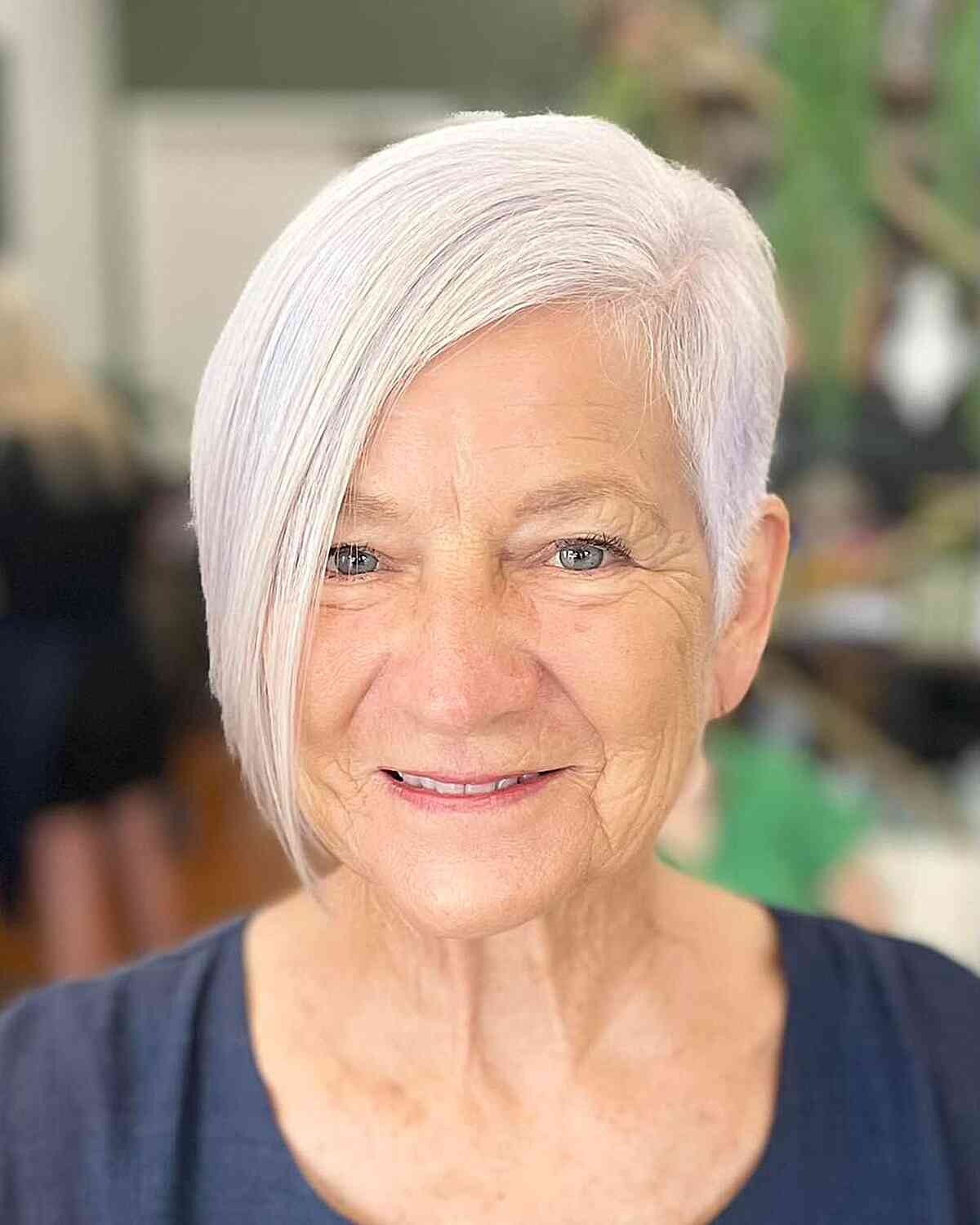 Penteado assimétrico para mulheres idosas com cabelos curtos