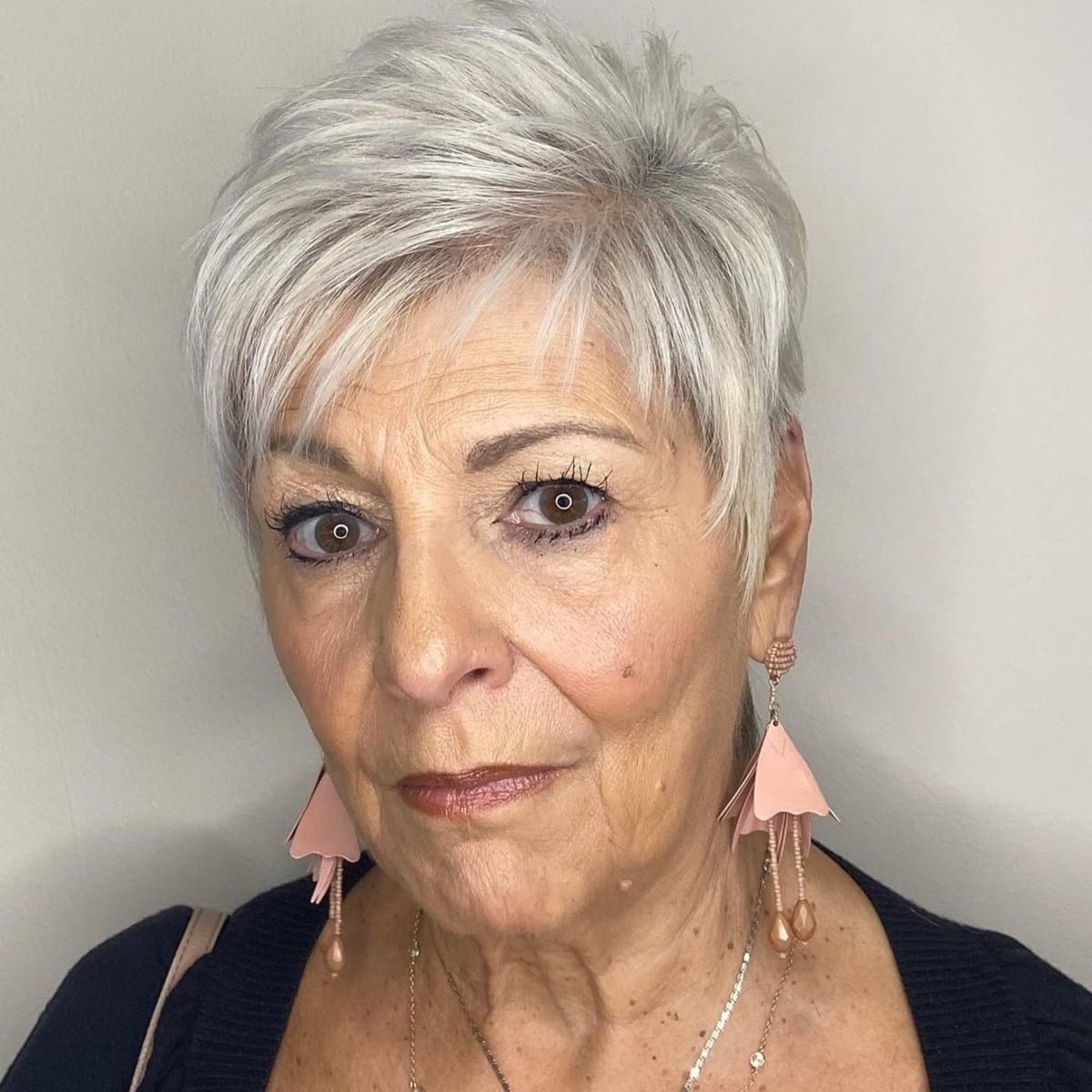 Cortes de cabelo de pixie assimétricos para mulheres com mais de 60 anos de idade com cabelos grisalhos