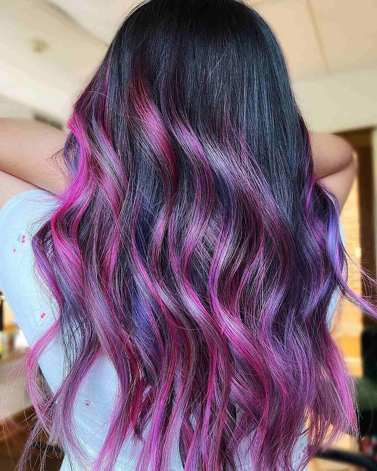 Cor de cabelo preto com esmalte rosa-violeta para o inverno