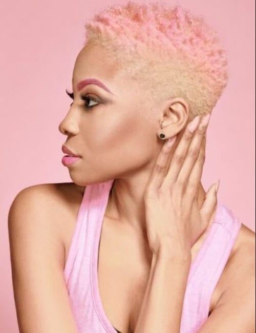 Loiras e cortes de cabelo curtos rosa para mulheres negras