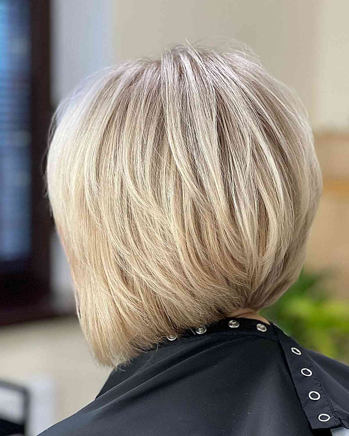 Corte de cabelo loiro com uma camada visível