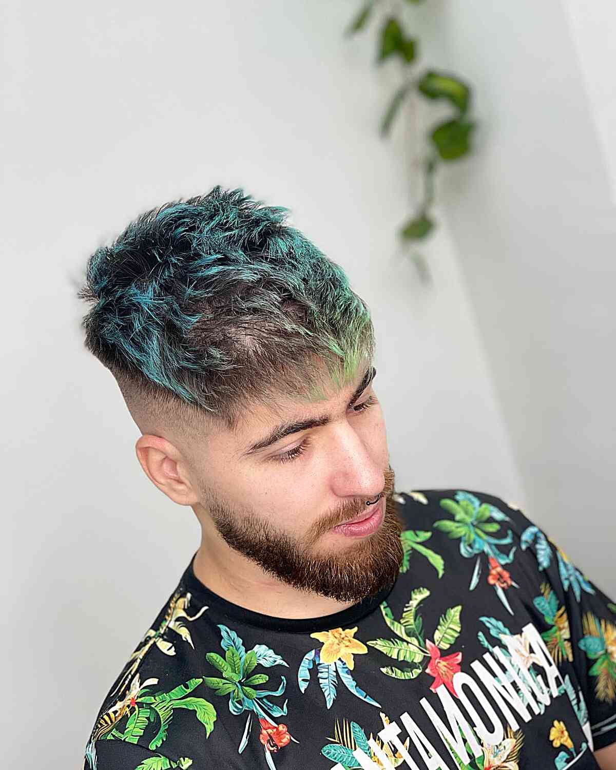 Cores azuis e verdes no cabelo preto natural masculino