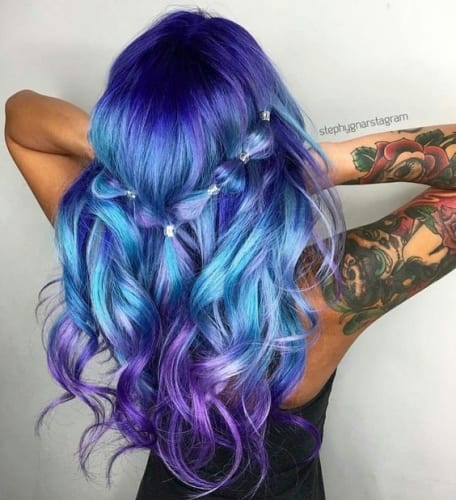 cabelo azul e roxo