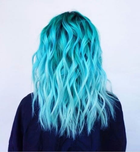 cor de cabelo azul em cabelos ondulados