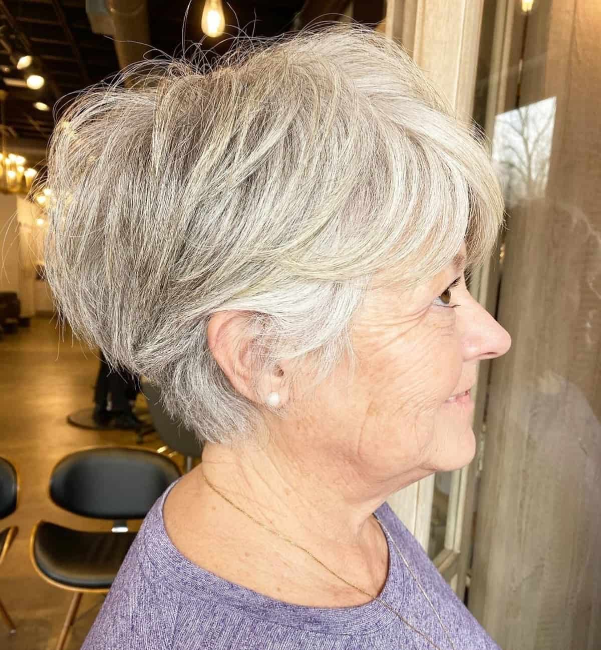 Combinação de cortes de cabelo bob + pixie para mulheres com mais de 60 anos