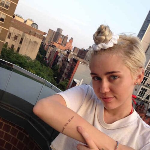 Bando de corte de cabelo Miley Cyrus