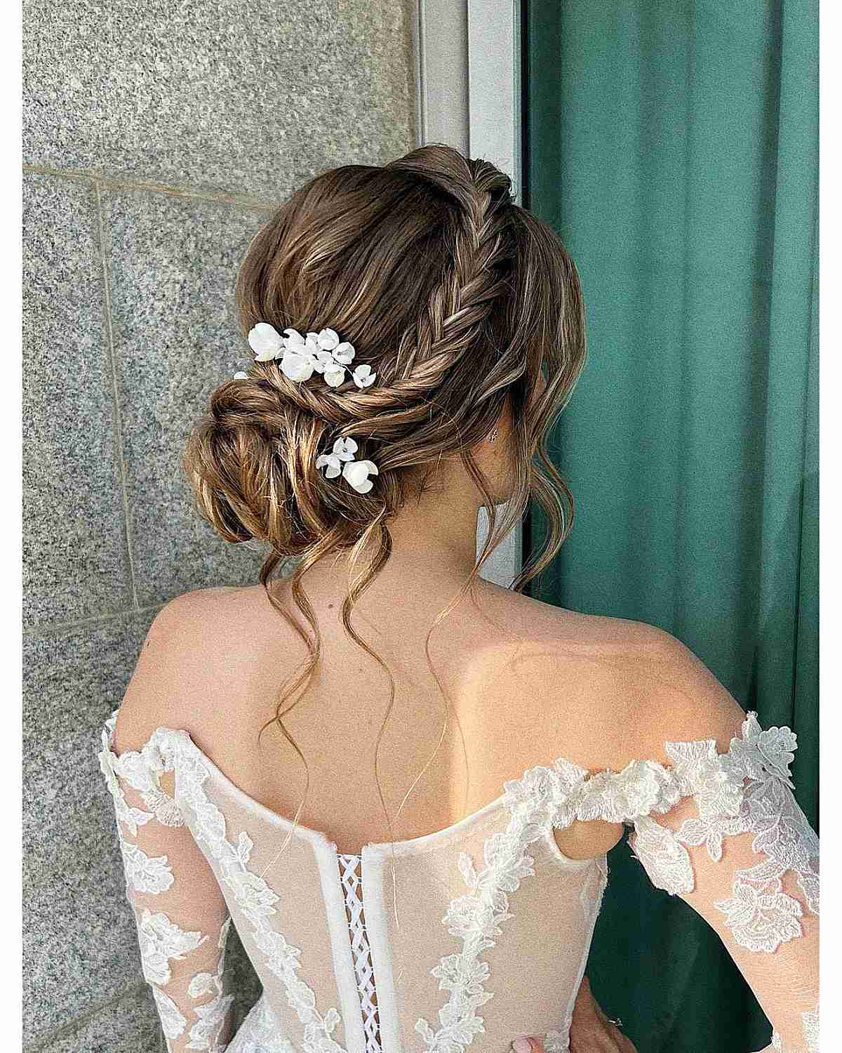 Penteado trançado com decoração floral para casamento