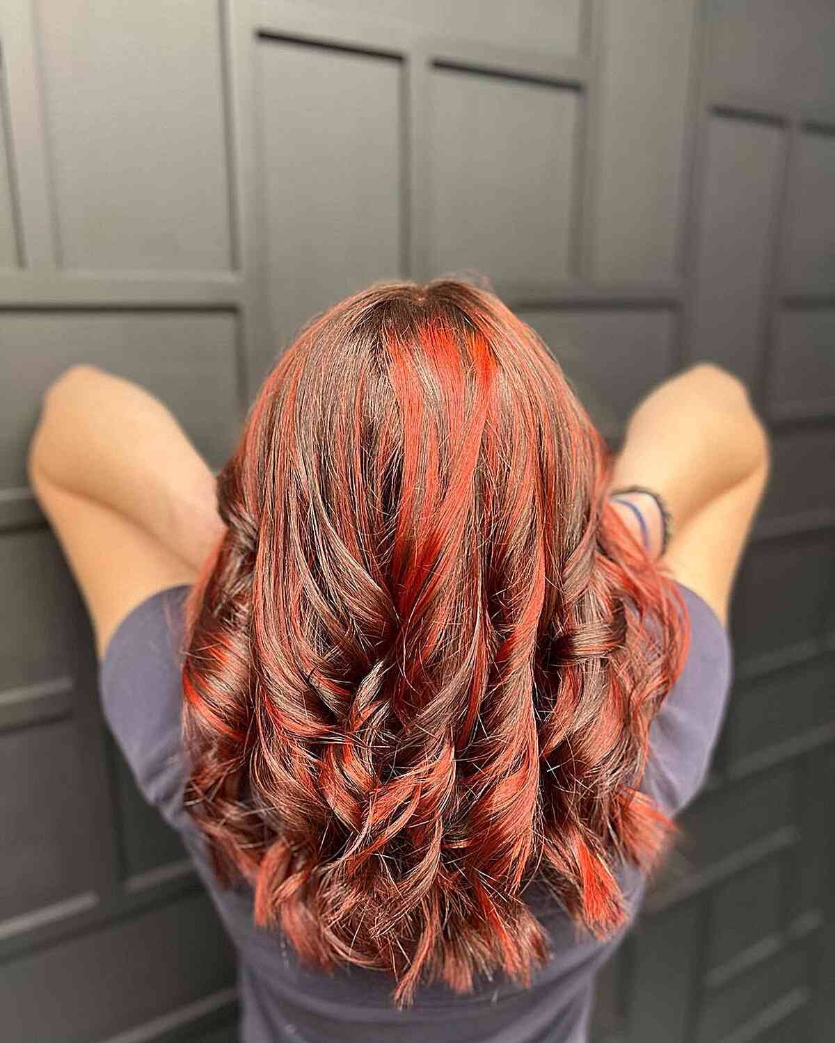 Tons acumentos vermelhos brilhantes em cabelo vermelho médio