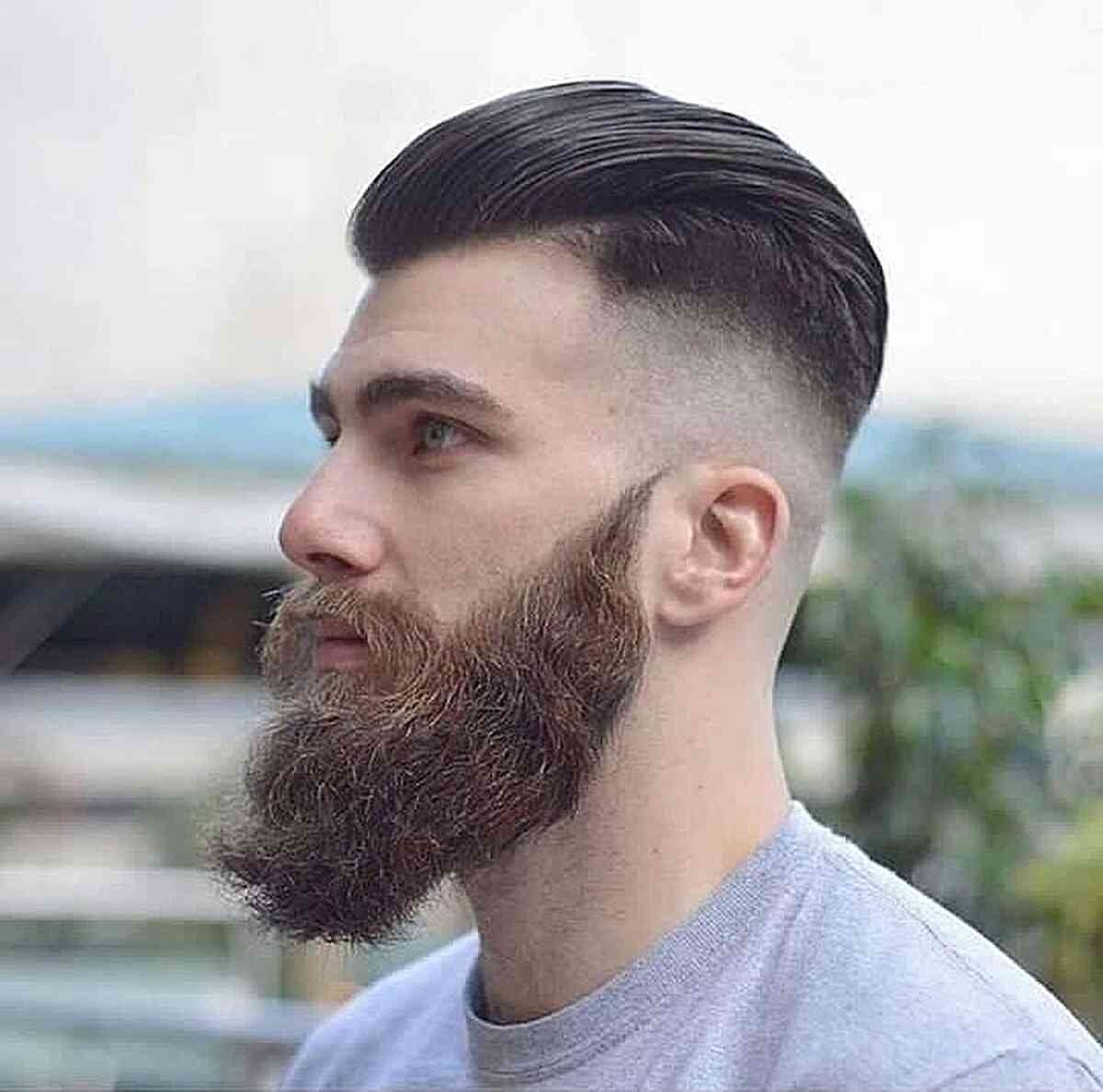 Cabelos penteados para trás com uma barba longa para homens