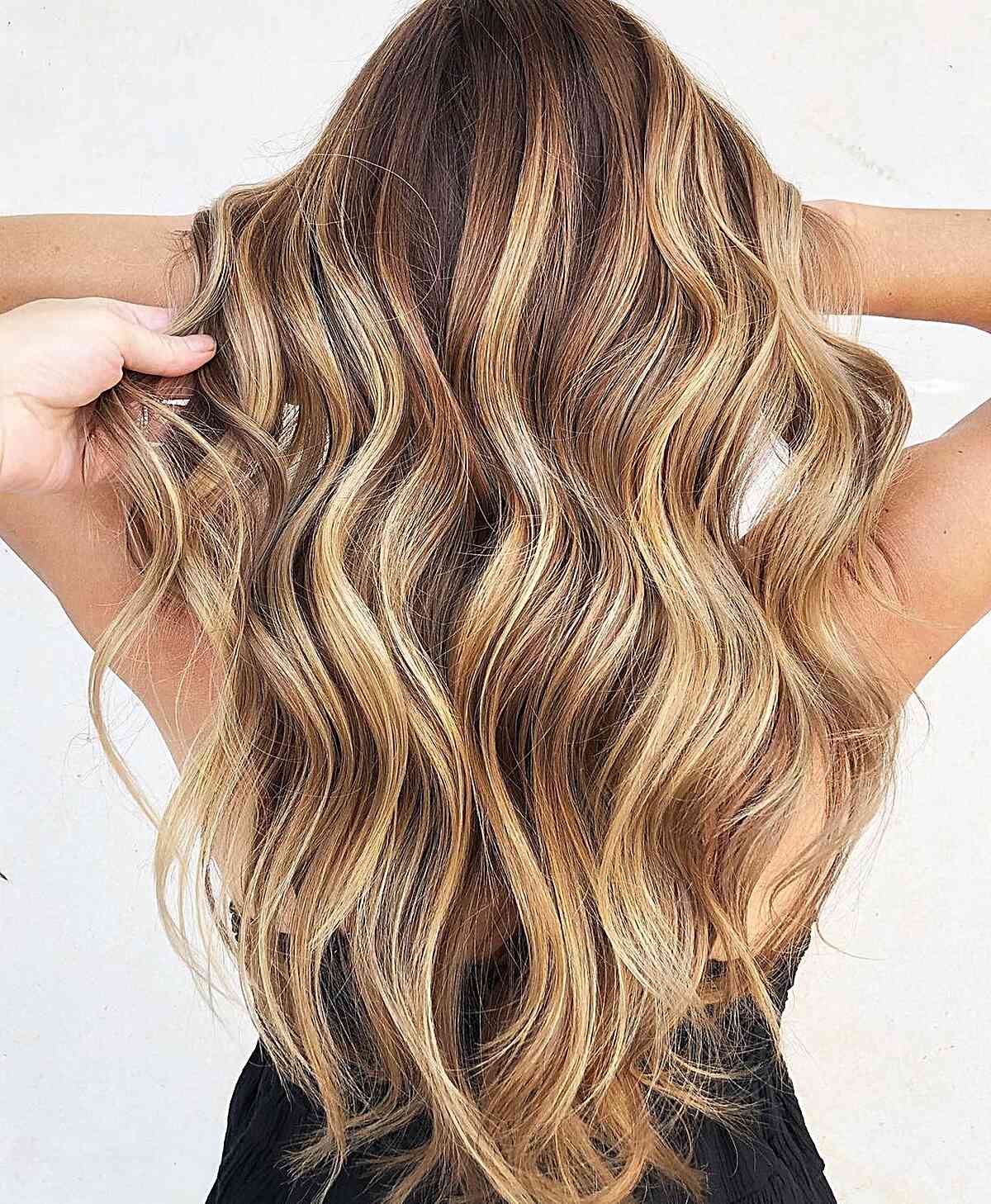 Iris Blond Hair Color para mulheres com cabelos ondulados longos