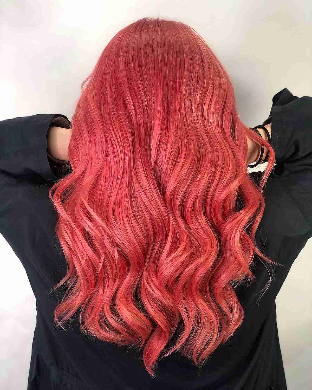 Penteado colorido em tons de rosa coral