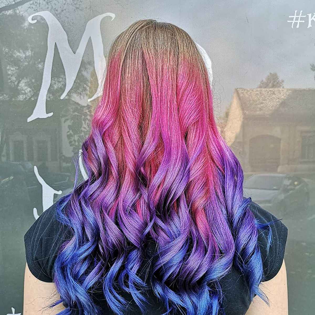 Ombre colorido em cabelos longos de sereia