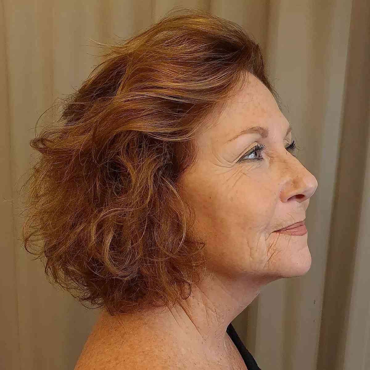 Feijão curto de cobre com ondas macias para uma senhora com mais de 60 anos