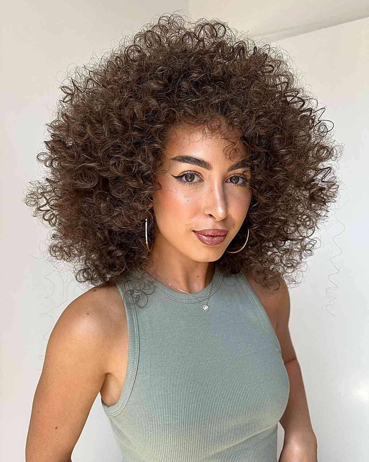 Penteado afro-disco vintage para cabelos nos ombros