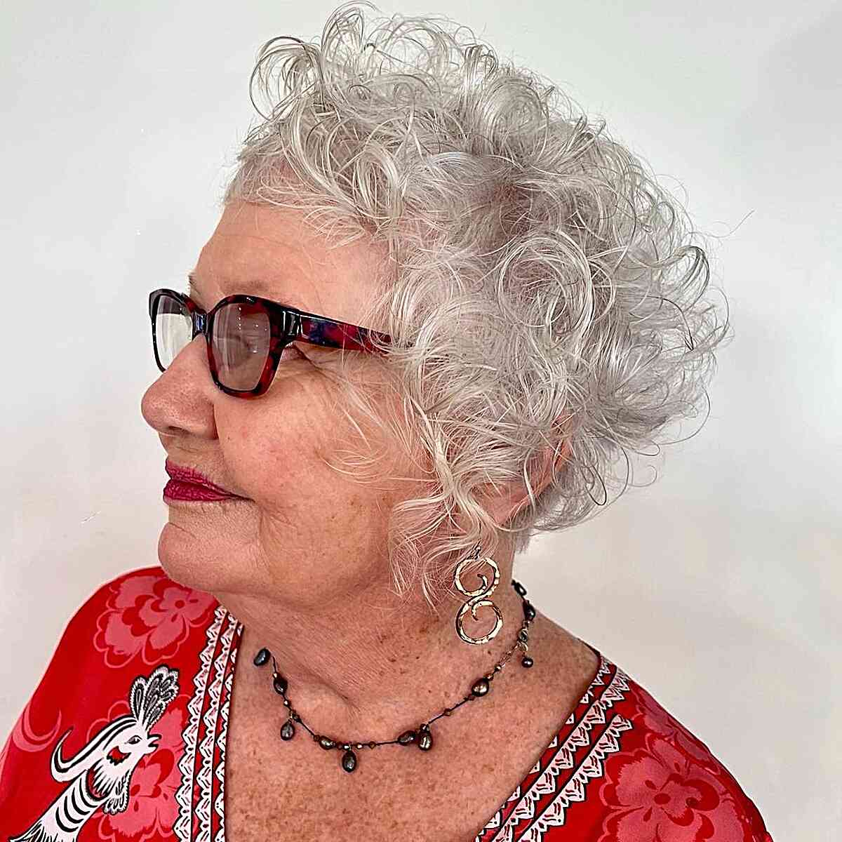 Graduação cacheada assimétrica para 60 anos com cabelos finos e óculos