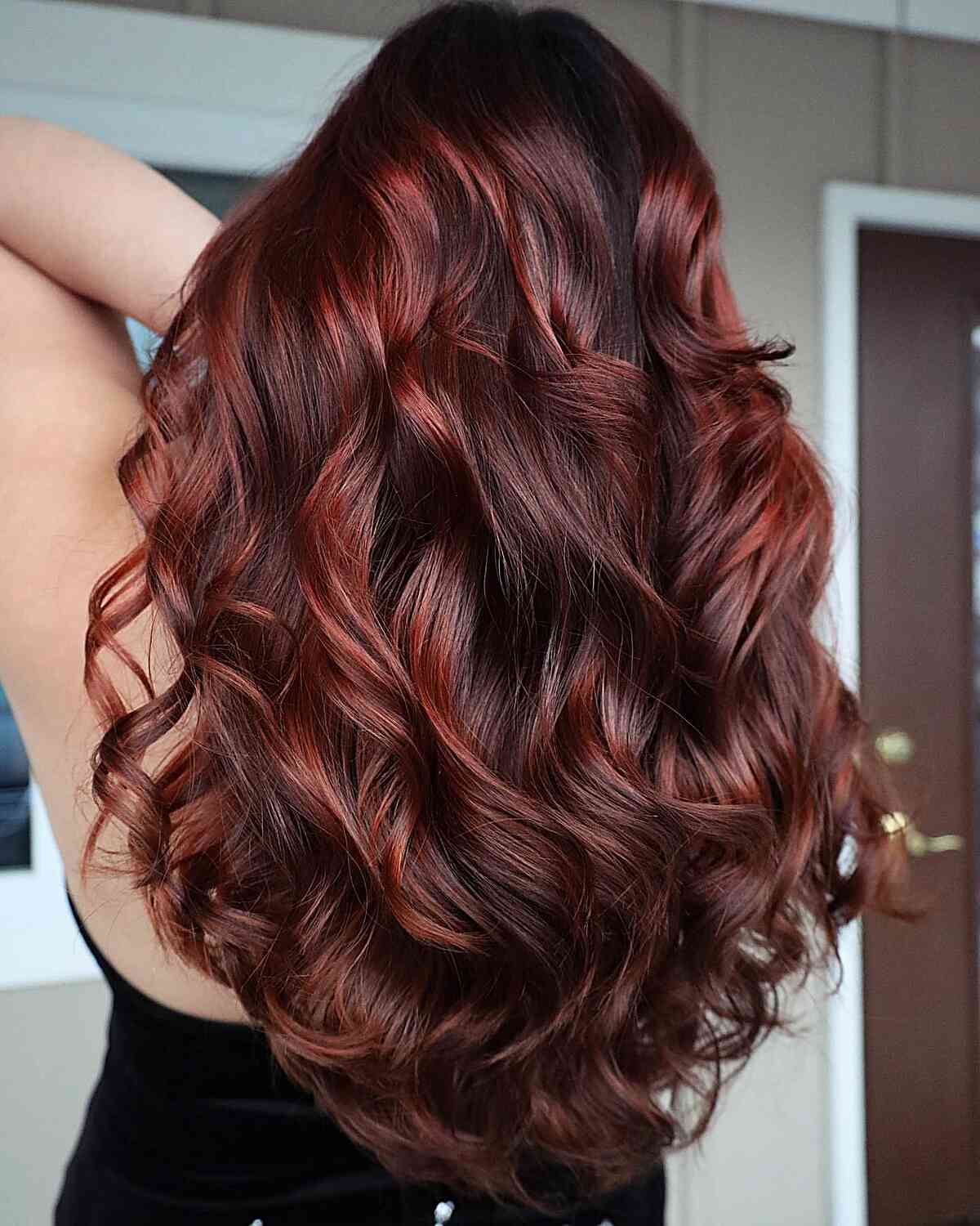 Cachos para cabelos longos castanhos escuros com mechas vermelhas