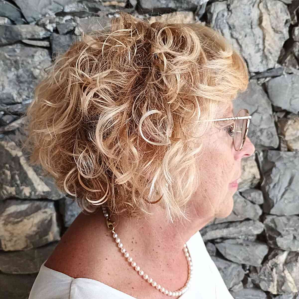 Feijão encaracolado com franja para mulheres com mais de cinquenta anos com cabelo loiro