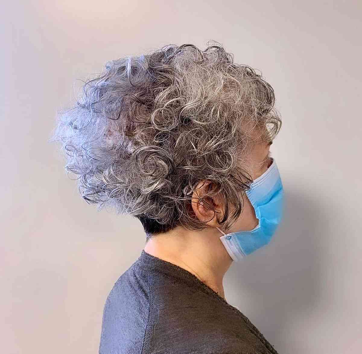 Corte de cabelo cacheado para uma mulher de 70 anos