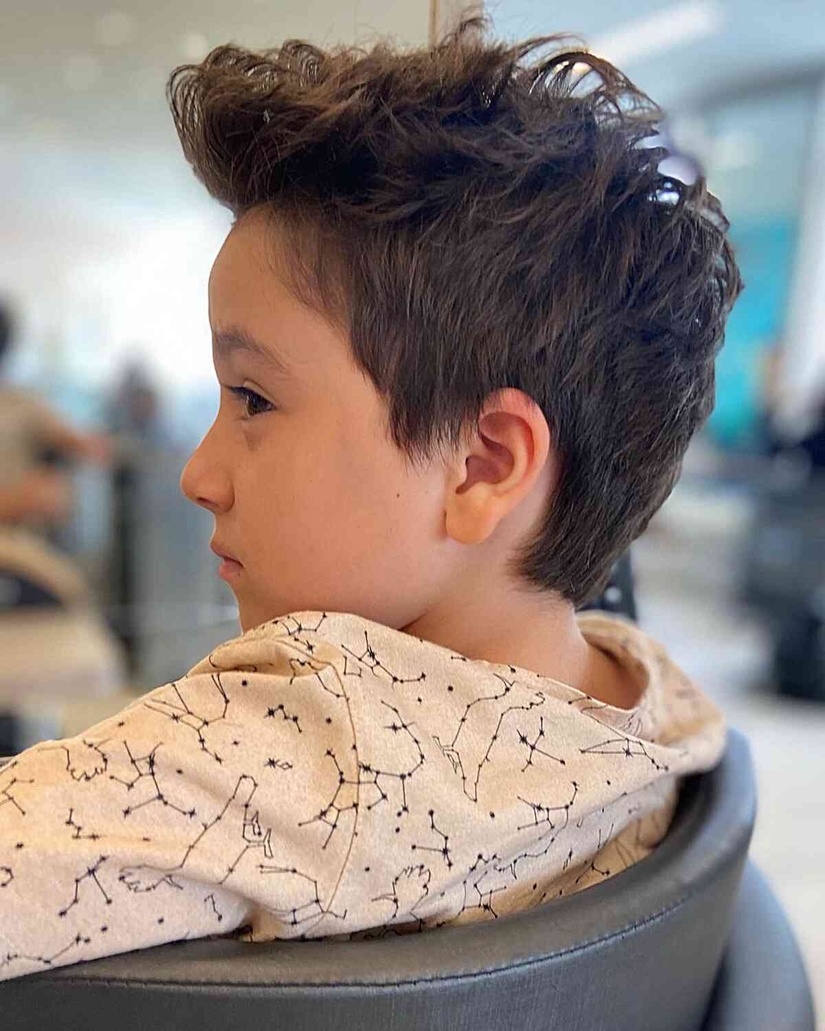 Corte de cabelo texturizado fofo para meninos com cabelo comprido