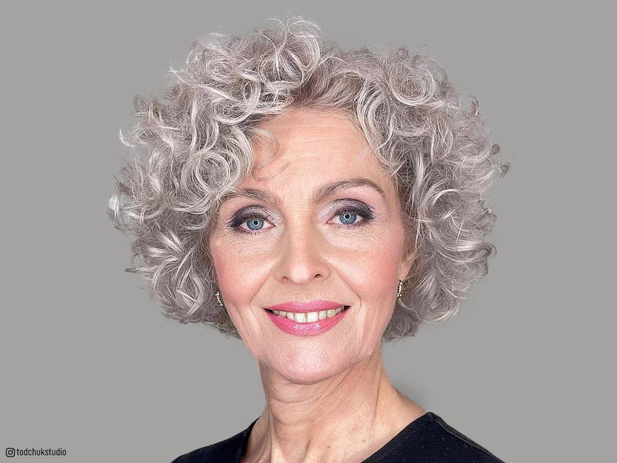 Lindos penteados curtos encaracolados para mulheres idosas