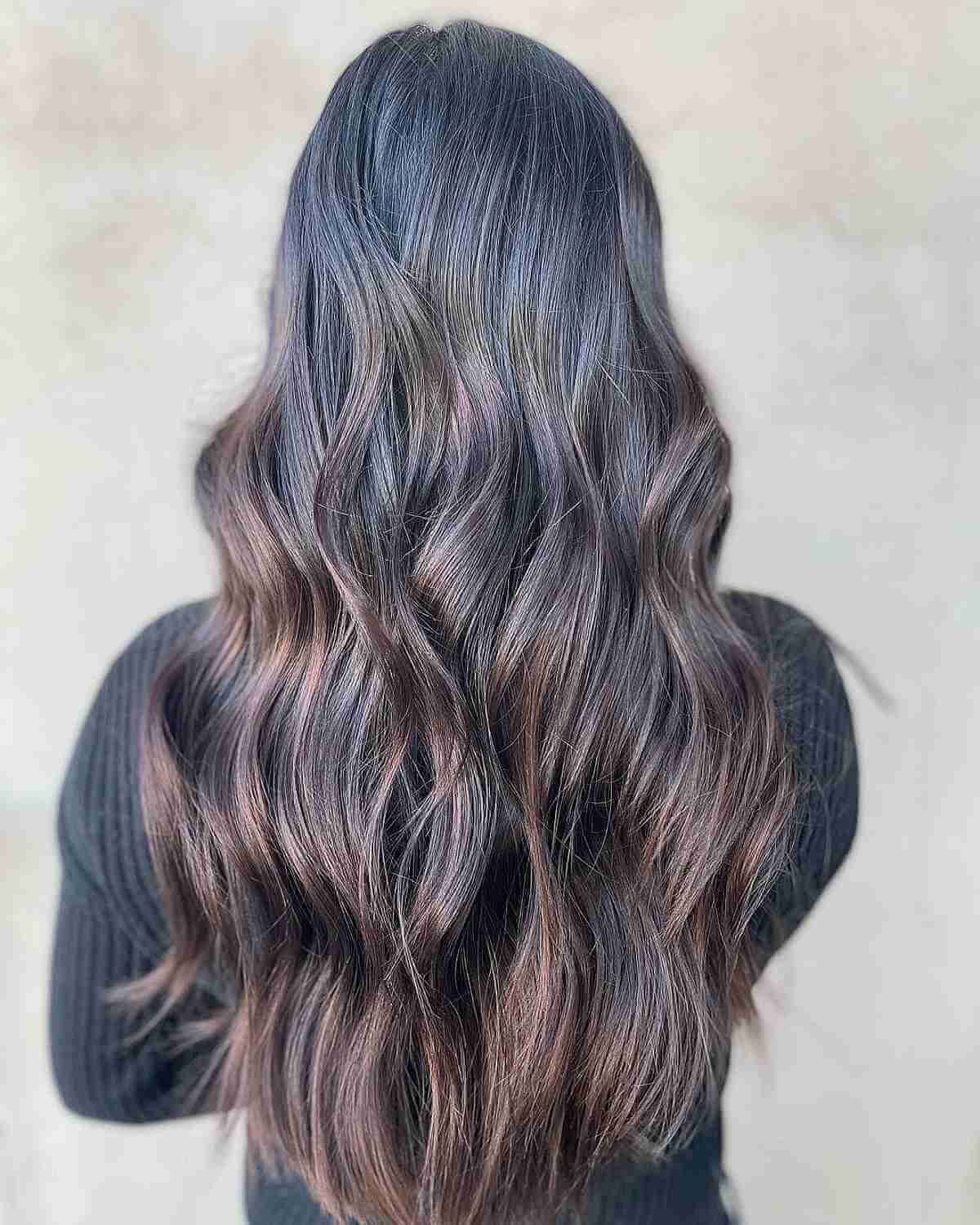Cabelos de cabelos escuros com ondas longas