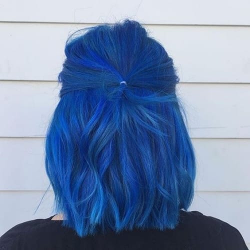 cabelo azul escuro