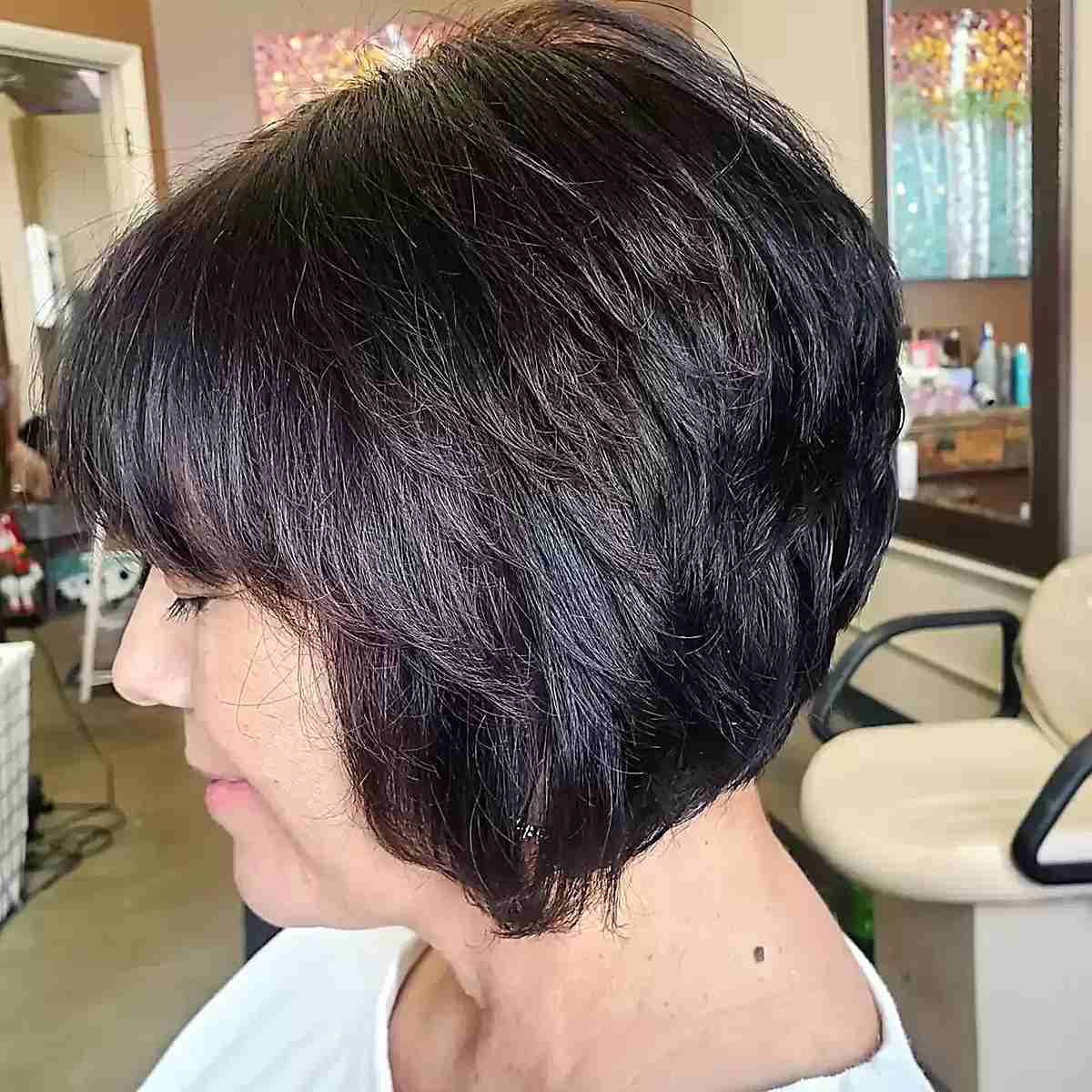 Corte de cabelo em linha A estilo marrom escuro com mechas e franjas