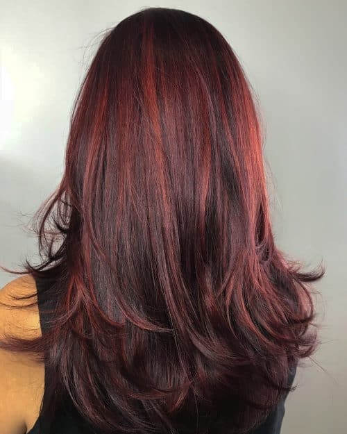Lindo cabelo castanho escuro com brilho vermelho