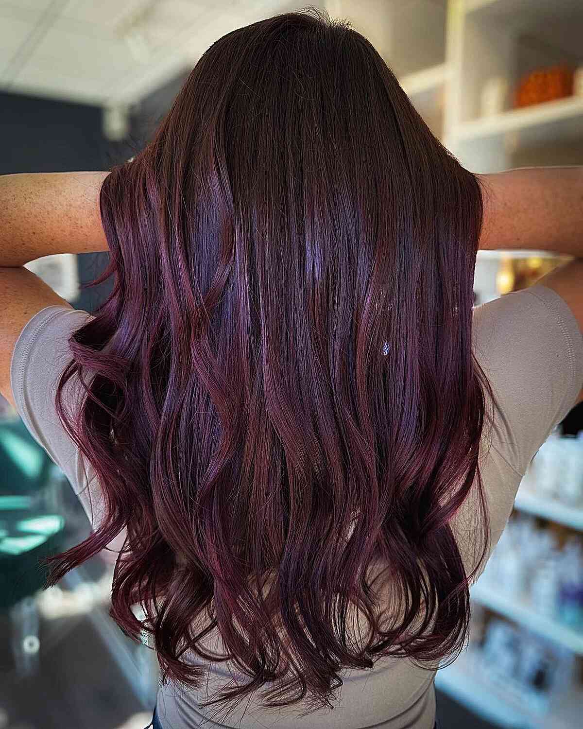 Cor vermelho-violeta escuro bordô para cabelos longos