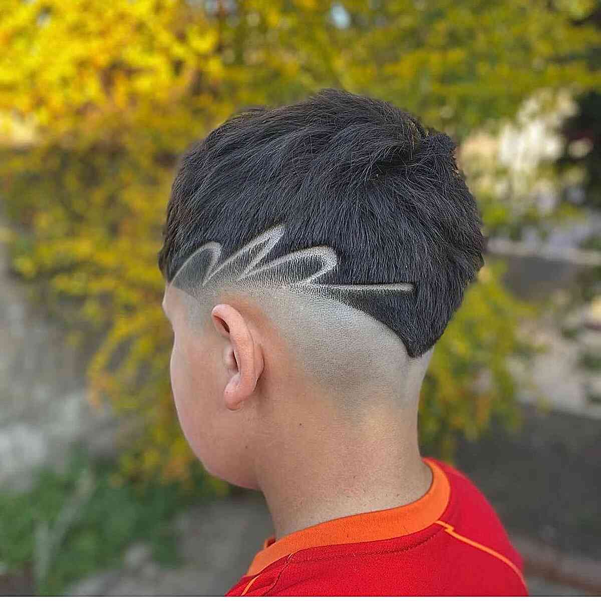 Corte de cabelo desconectado com um design legal para meninos