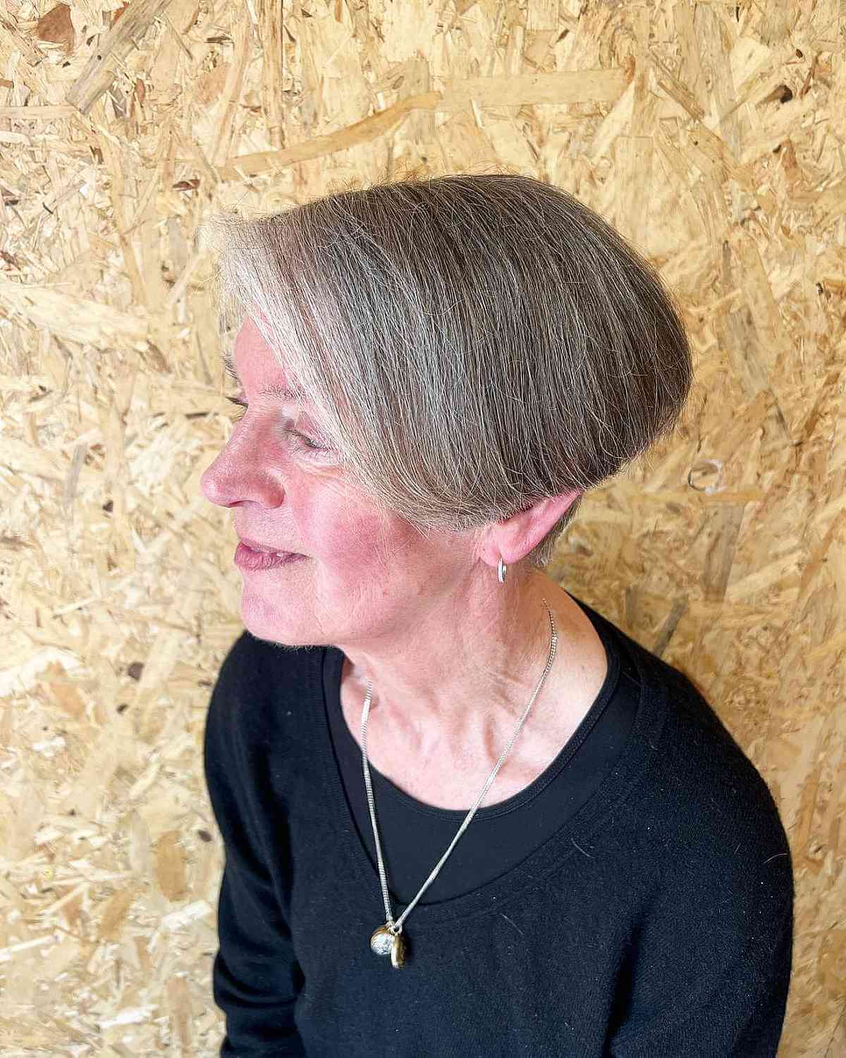 Corte de cabelo na altura das orelhas para mulheres com mais de 70 anos