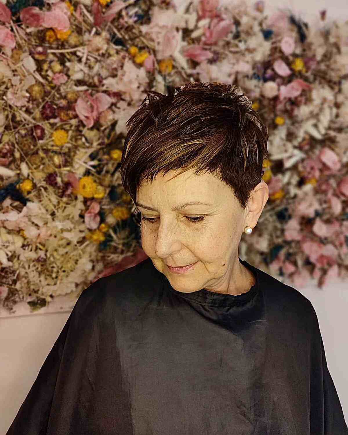 Um corte de cabelo pixie muito curto para os aposentados com mais de 70 anos