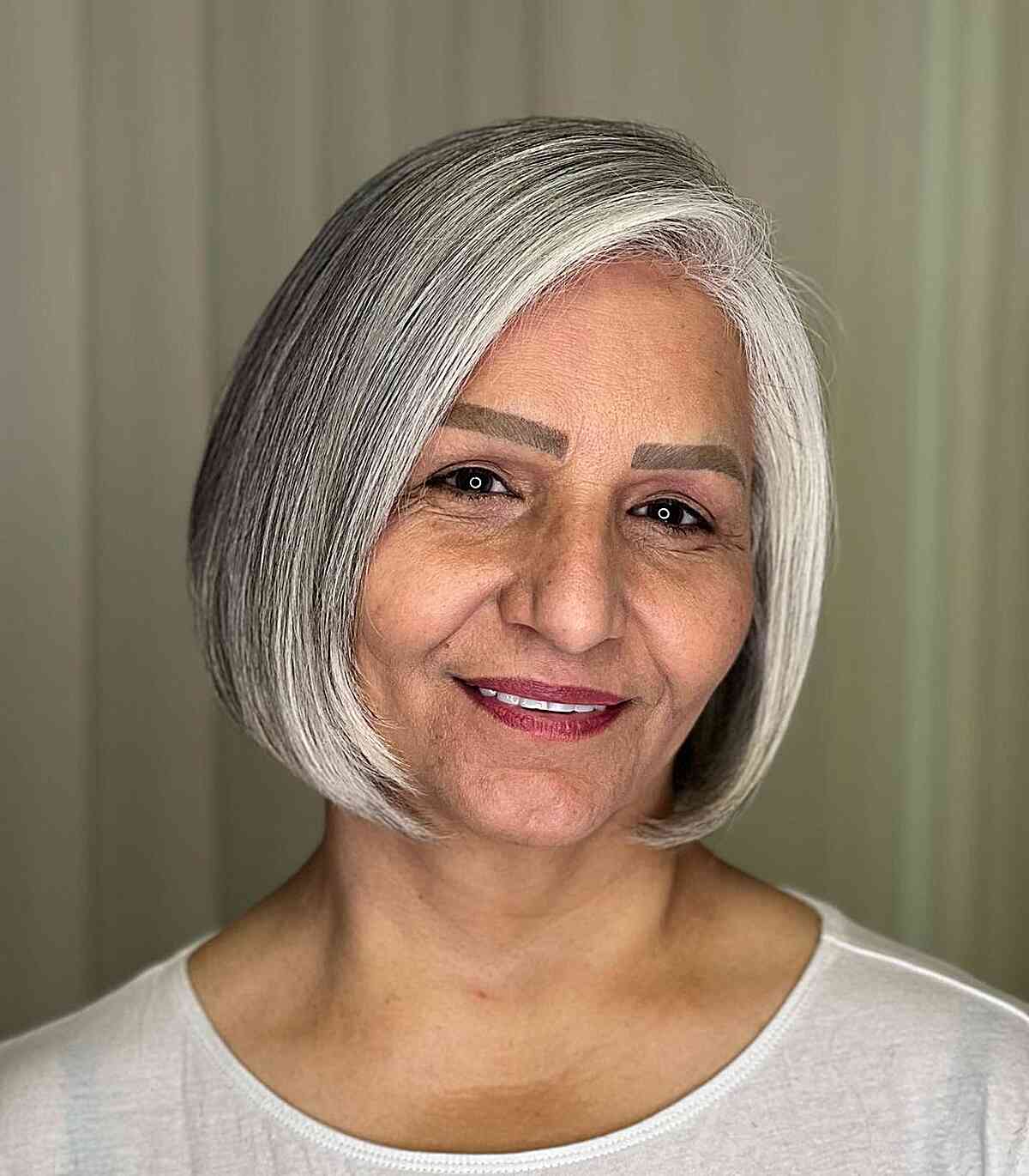 Corte de cabelo Silver Bob com moldura de rosto para pessoas de 60 anos com cabelos finos