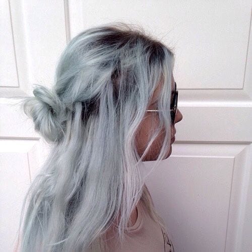 cabelo azul gelo desbotado
