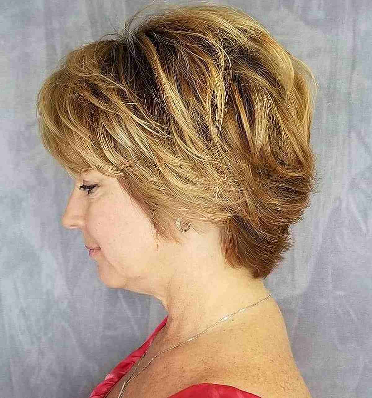 Penteado pixie-bob para mulheres com mais de 50 anos