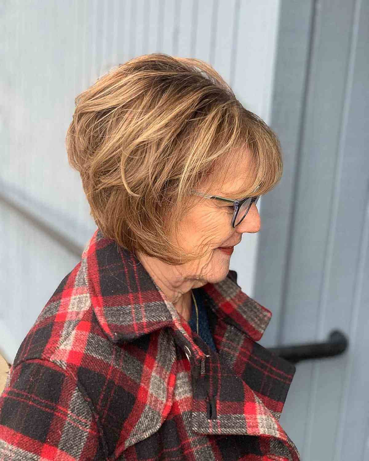 Corte de cabelo em cunha com franja ondulada para uma senhora de 70 anos
