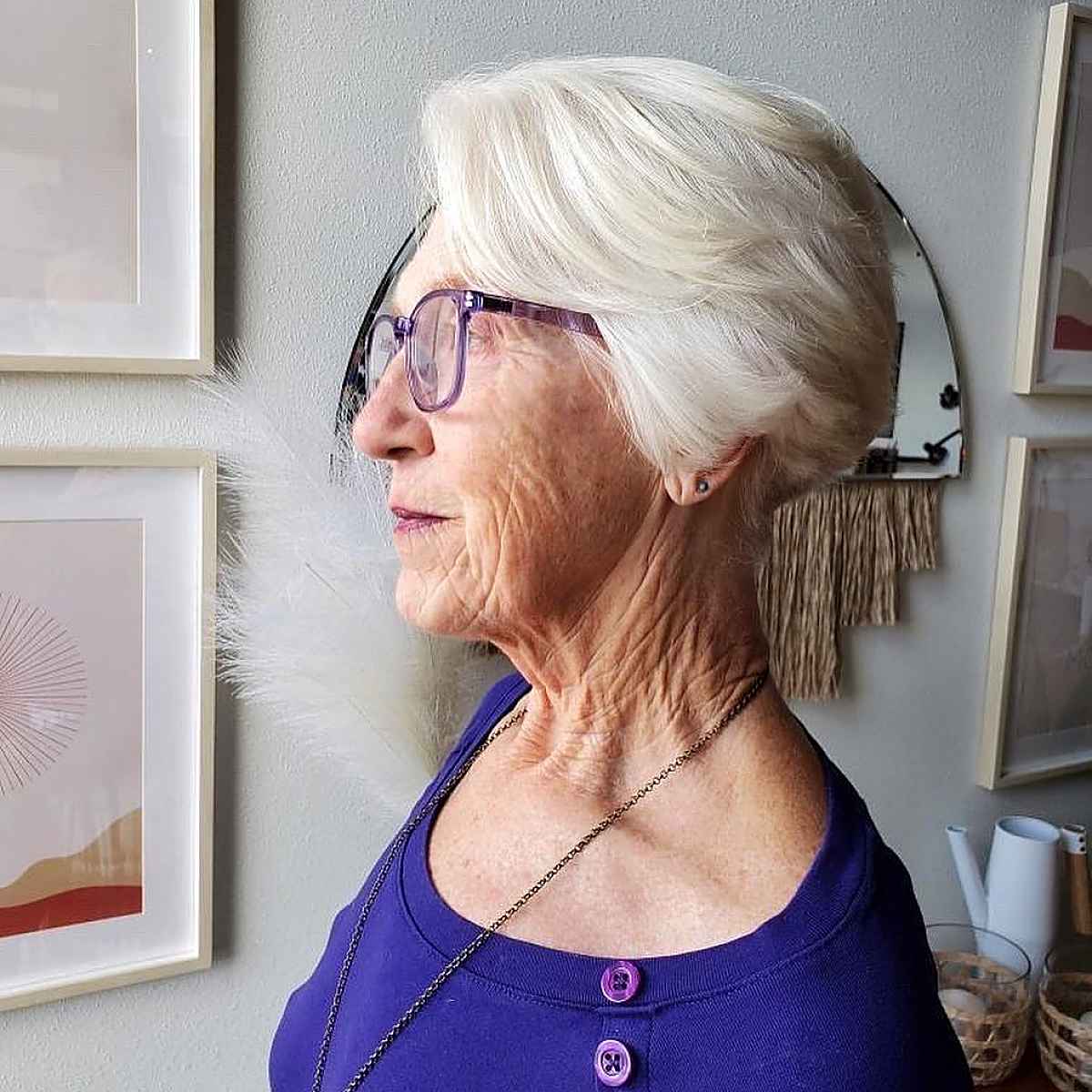 Feijão francês para mulheres mais velhas com óculos e cabelos finos