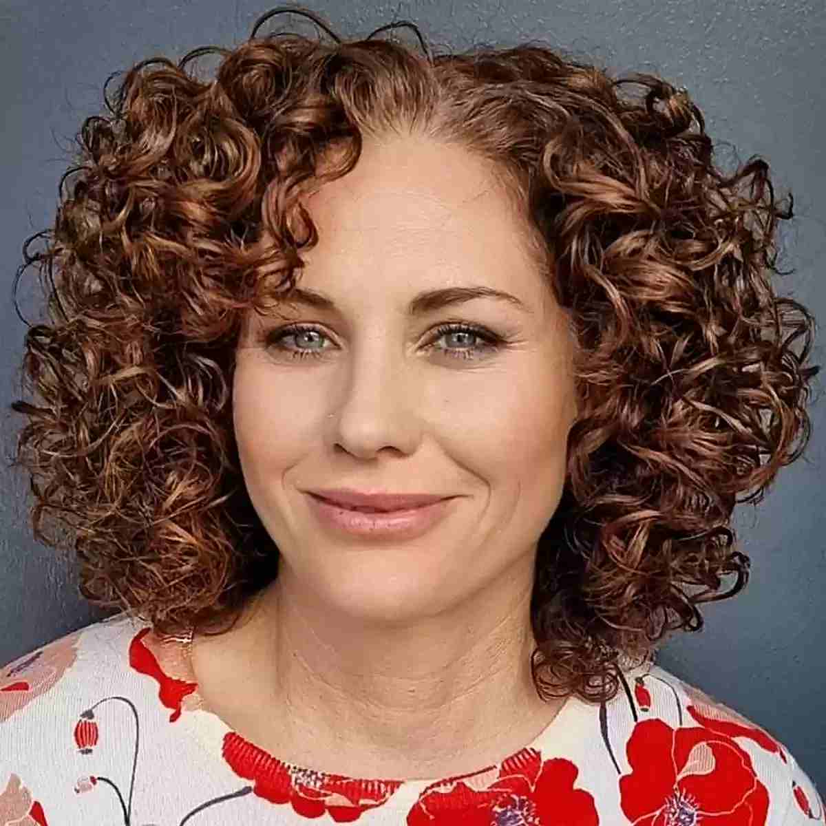 Curls marrom-avermelhados para os Clavits para o outono e mulheres com mais de 40 anos
