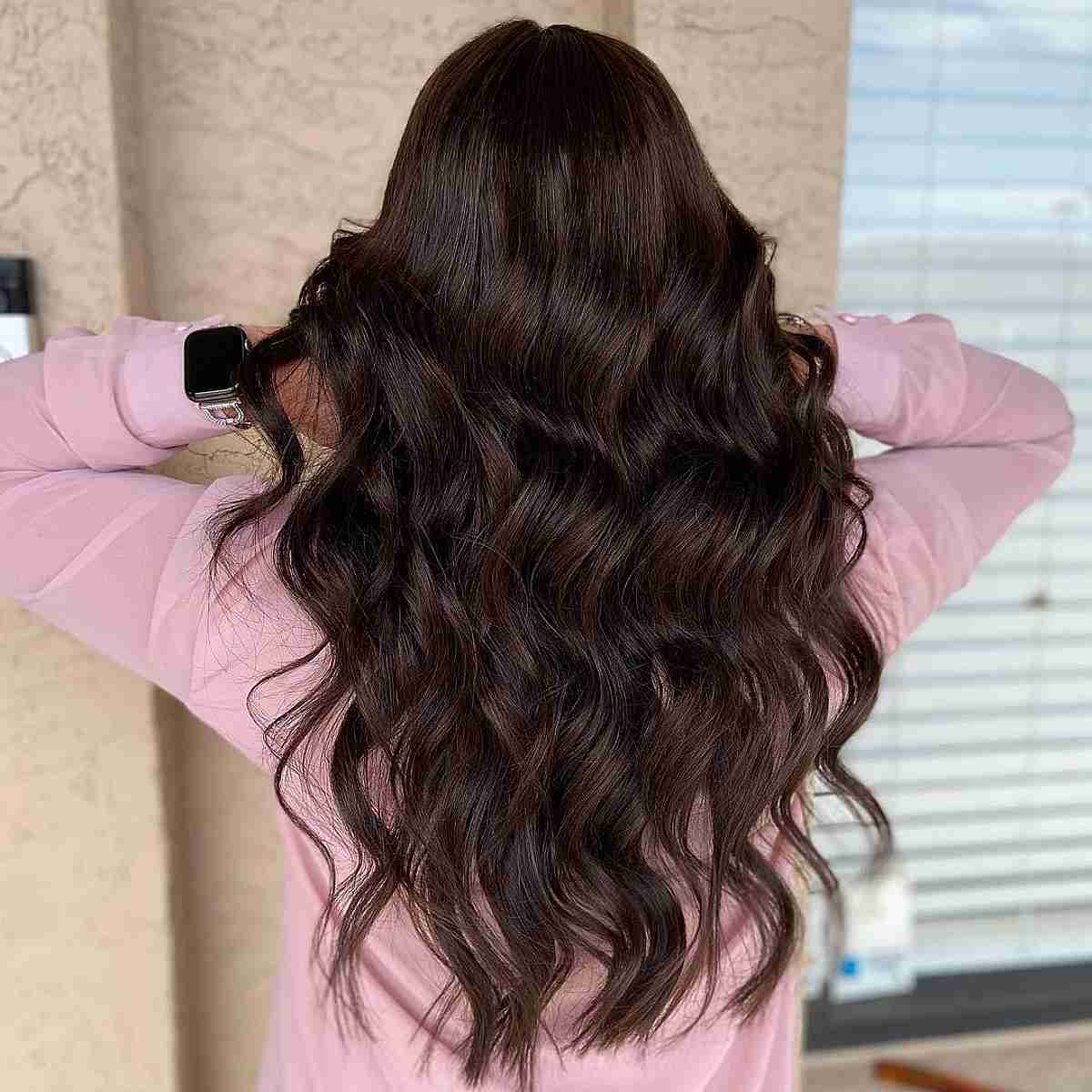 Cor brunética brilhante em cabelos longos
