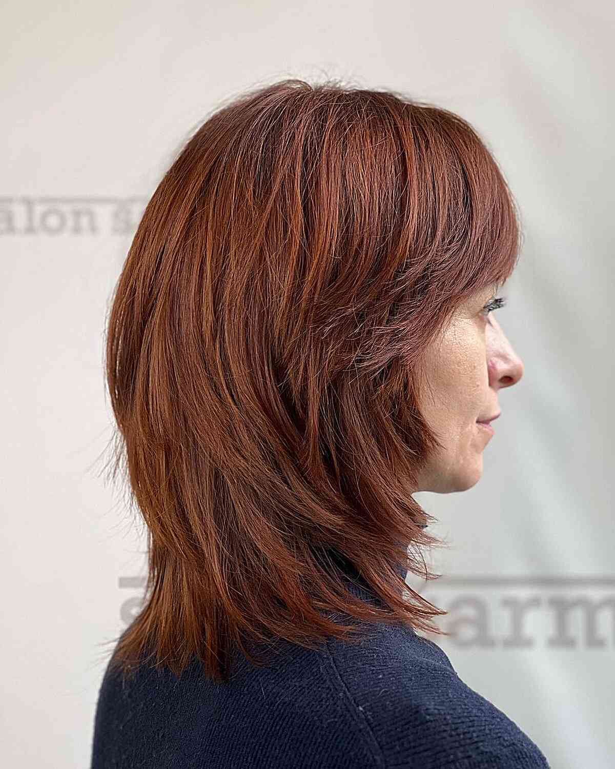 Camadas pesadas e franja em cabelos curtos de cobre de comprimento médio