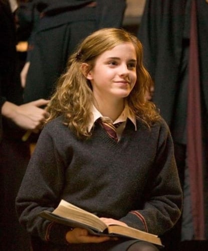 Hermione Granger com cabelo ondulado